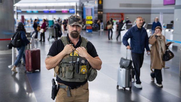 Agenții ICE sunt trimiși deja în aeroporturile din SUA, ca „întăriri”, din cauza deficitului de personal de securitate