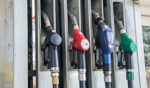 O țară vecină cu România le dă bani șoferilor pentru carburanți. Familiile cu două mașini primesc dublu