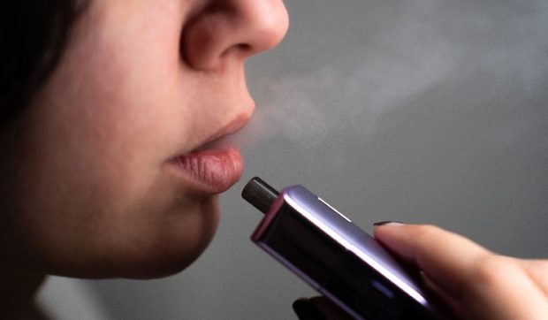 Experți europeni acuză Comisia Europeană de răspândirea unor informații false despre produsele inovatoare cu nicotină