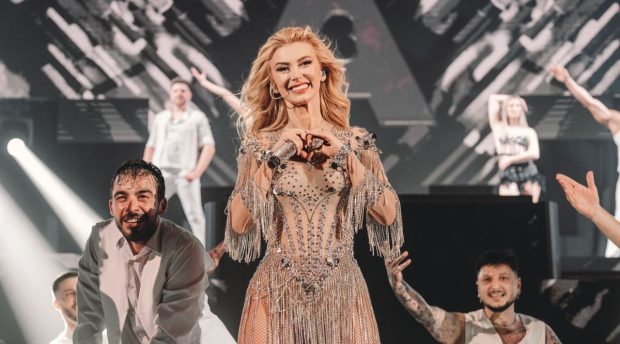 Imagine Stire Vedeta de la Antena 1 care a apărut pe scena de la Sala Palatului din București alături de Andreea Bălan. Artista a schimbat 15 ținute | 2review.ro