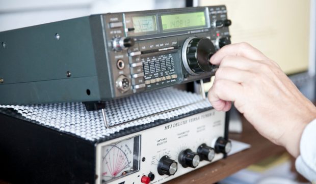 Un semnal radio misterios citește numere în persană și amintește de stațiile secrete din Războiul Rece