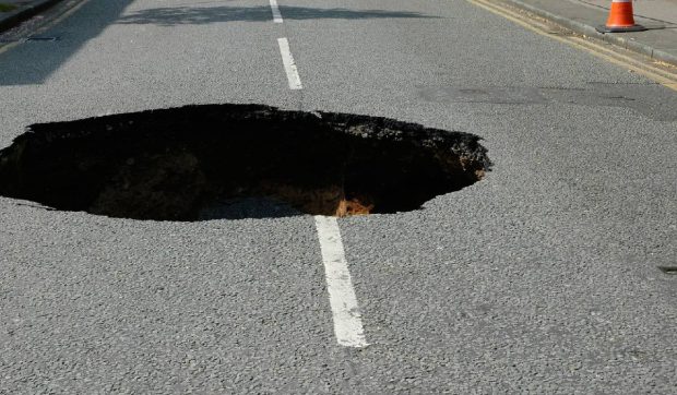 S-a surpat asfaltul pe Şoseaua Mihai Bravu din București. Trafic restricţionat temporar