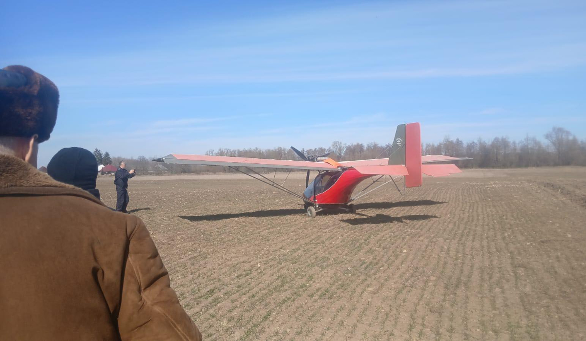 Un ucrainean a fugit de război cu un avion privat, a intrat ilegal în România și a aterizat pe un câmp, la Suceava