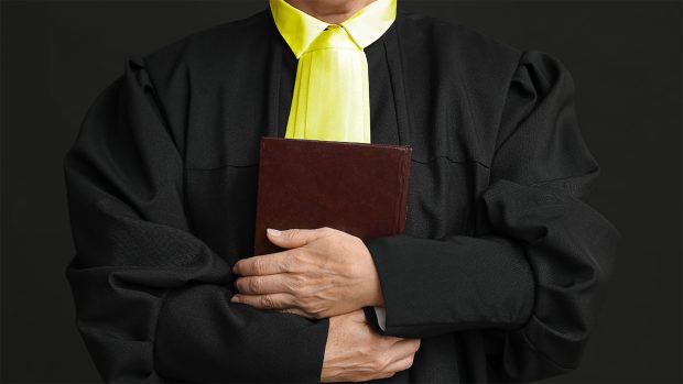 Fenomenul avocaților falși capătă amploare în România. Răzvan Toma Stănciulescu, decan al Baroului Prahova: Escroci în robă au ajuns să pledeze în fața instanței
