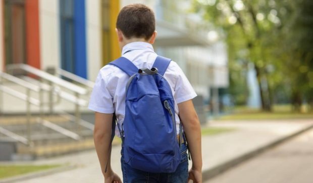 Un băiat de 7 ani a venit la școală cu 5.000 de euro în ghiozdan, iar colegii au început să miroasă bancnotele