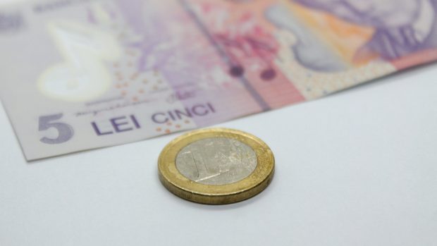 Leul se întărește față de euro, dolar și liră în context economic tensionat