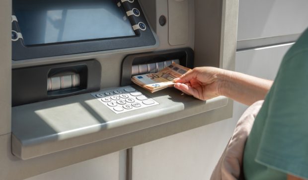 Motivul pentru care Suedia le recomandă tuturor cetățenilor să țină în casă bani cash și să-și facă mai multe carduri