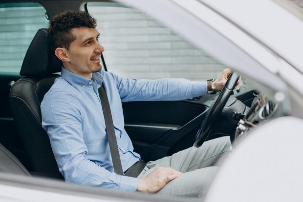 Mașina ta e în service și viața s-a oprit în loc? Cum rămâi la volan fără să cheltuiești o avere pe taxi