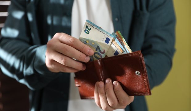Un angajat bancar a falsificat semnătura unei cliente și i-a furat peste 90.000 de euro din cont