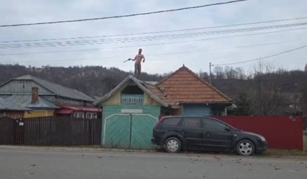 Un tânăr beat de supărare, urcat pe un acoperiș, i-a rugat pe polițiști să îi pună o melodie, după ce a aruncat cu țigle în ei, în Bacău | VIDEO