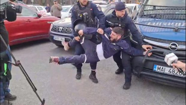 Bătaie între mineri și jandarmi la protestul din Piața Victoriei. „Au aruncat cu obiecte asupra forțelor de ordine și au forțat dispozitivul de panouri metalice”