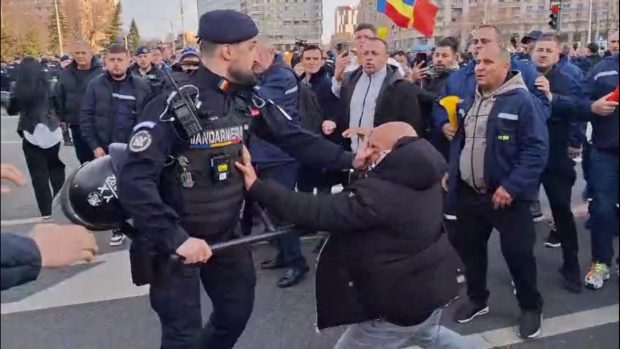 Fanii lui Călin Georgescu au spart barajul la protestul minerilor de la Guvern. Bătaie între mineri și jandarmi la finalul manifestației