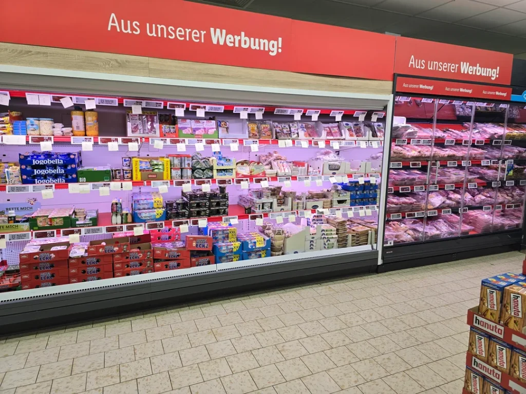 „Poate cineva să-mi explice ce se întâmplă la Lidl-ul nostru?” Un client a rămas uimit de bilețelele de lângă prețuri, într-un supermarket din Germania