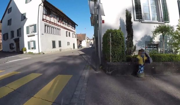 Oamenii dintr-un sat s-au trezit cu un bordel lângă biserică și grădiniță. Ce au făcut ca să scape de stabiliment, în Elveția