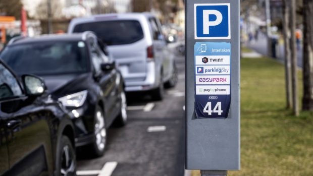 Butonul ascuns de pe parcometru care-ți asigură câteva minute de parcare gratis. Șoferii din Germania îl folosesc zilnic
