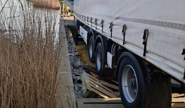Un camion plin cu cartofi a distrus două poduri și a rămas înțepenit în al treilea, în Olanda. Nimeni nu îl poate scoate
