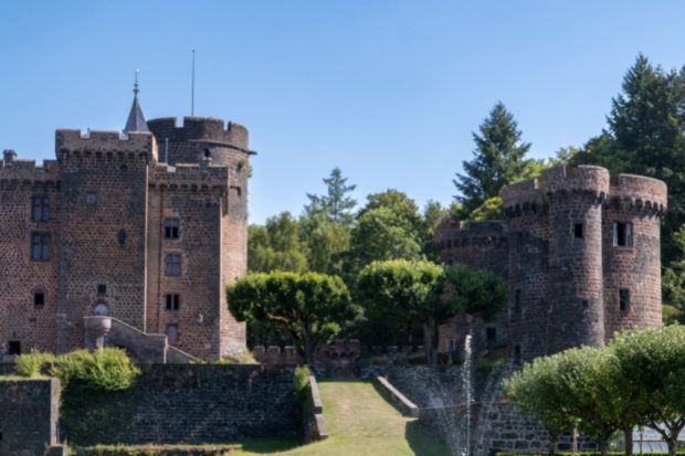 Moștenitoarea unui castel din Franța cere ajutorul oamenilor pentru a-l renova: „Nu pot face asta de una singură”