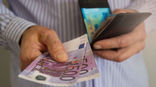 Ce act va fi obligatoriu să prezinți dacă vrei să faci plăți în numerar mai mari de 3.000 de euro, în Austria