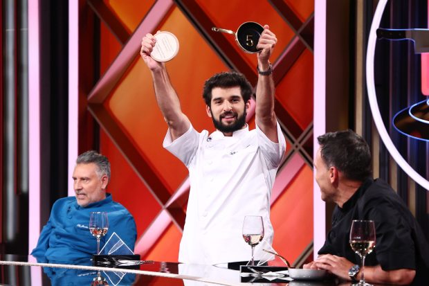 Imagine Stire Chefi la cuțite 2026. Chef Richard Abou Zaki a câștigat aseară amuleta, după ce Monica Tatoiu i-a jurizat | 2review.ro