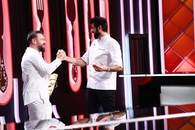Imagine Stire Cine este Alexandru Dodoaia, cuțitul de aur al lui Chef Richard Abou Zaki. Are 34 de ani și a cucerit juriul cu preparatul lui | 2review.ro