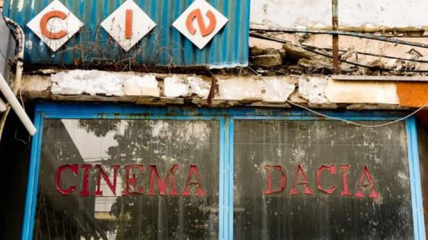 Cum a fost prăduit fostul cinema Dacia din Galați, ziua în amiaza mare, de aparate IT care costă 3.000 de lei