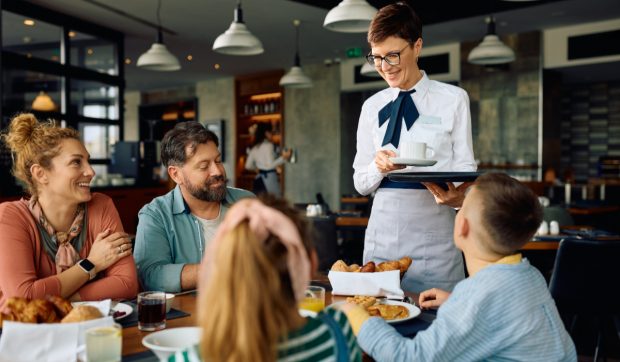 Gestul simplu făcut la restaurant care dezvăluie multe despre tine și caracterul tău