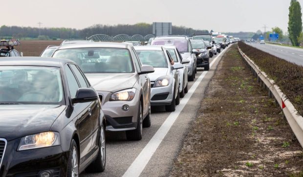 Șoferii germani fac coadă la granița cu Cehia pentru a cumpăra benzină mai ieftină: economisesc 50 de euro la un plin