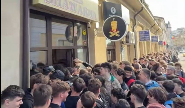 Sute de tineri au stat la coadă la Iași pentru a primi o shaorma gratuită de la un fast-food abia deschis