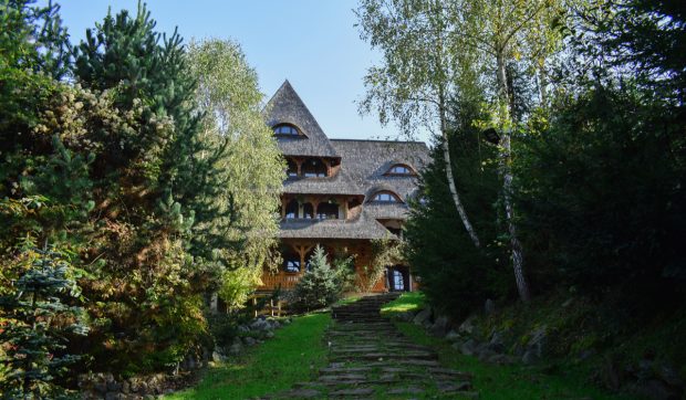 Conacul Drahneilor se vinde cu 1.200.000 de euro. Cât costă un sat cu 6 case tradiționale restaurate în Maramureș