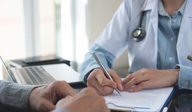Cine sunt românii exceptați de la neplata primei zile de concediu medical: lista pacienților care vor primit toți banii