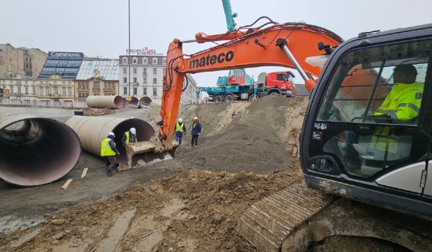 Ce fac conductele de preaplin, țevile cât un om care se montează sub planșeul de la Piața Unirii, în București