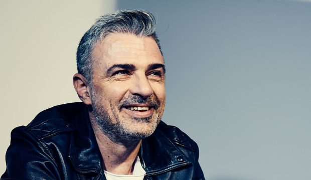 Imagine Stire La ce seriale se uită Cornel Ilie: „Sunt câteva”. Ce crede artistul despre folosirea inteligenței artificiale în muzică | 2review.ro