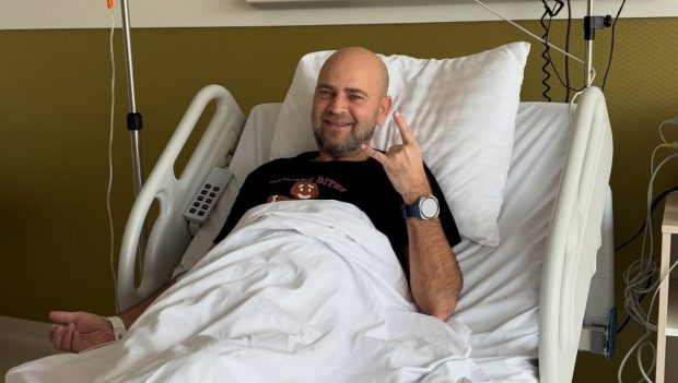 Imagine Stire Primele imagini de pe patul de spital cu actorul Cosmin Seleși: „Urmărim cum evoluează lucrurile” | 2review.ro