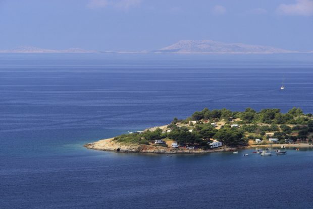 Secretul celei mai ciudate insule din Mediterana plină de tuneluri secrete și tradiții britanice neașteptate