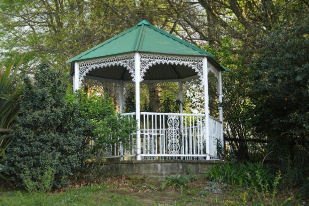 Cum să creezi o zonă de relaxare în grădină, inspirată din natură