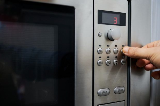 Alimentele pe care să nu le încălzești la microunde: „Aceste toxine sunt extrem de rezistente la temperaturi ridicate”