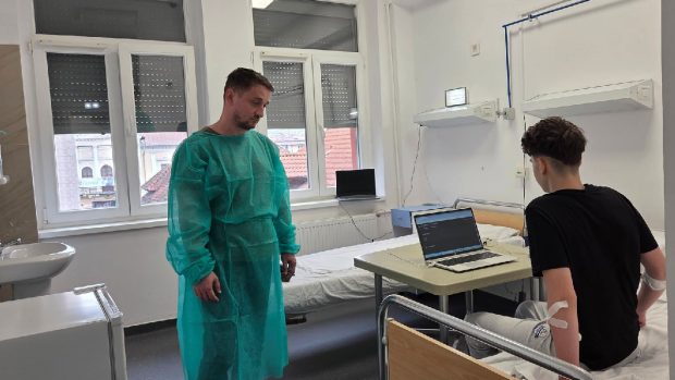Darius, un elev de 14 ani, din Gorj, a participat la Olimpiada Națională de Informatică din salonul de spital