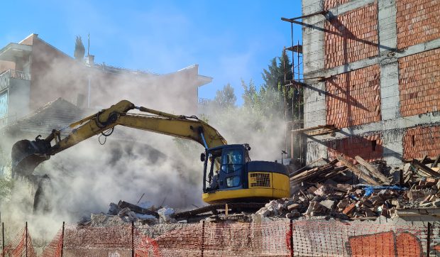O femeie din Iași și-a extins locuința fără autorizație, iar acum este obligată să demoleze ce a construit