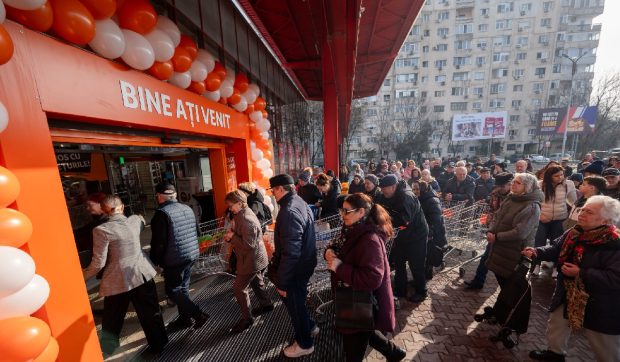 Sute de oameni la deschiderea noului magazin ATAC Super Discount din București, lansat de Auchan