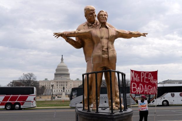 O statuie în care Donald Trump îl ține în brațe pe Jeffrey Epstein ca în scena celebră din „Titanic” a apărut la Washington, în fața Capitoliului
