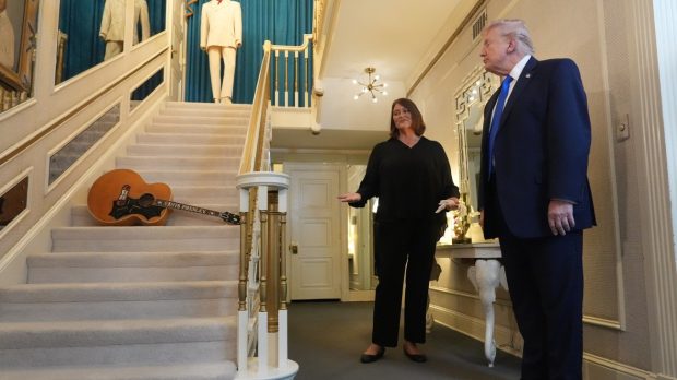 Donald Trump a vizitat pentru prima dată casa lui Elvis Presley, Graceland: „Sunt un mare fan. Știu că și-a iubit mama foarte mult”