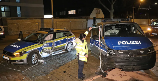 Patru ofițeri au ajuns la spital, după ce două mașini de poliție s-au ciocnit violent în timp ce urmăreau un Mercedes furat de doi tineri