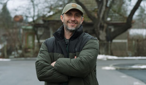 Imagine Stire Dragoș Bucur, noi detalii despre viața trăită departe de București: „Am senzația că devenim încet-încet țărani”. Ce animale crește în gospodărie actorul | 2review.ro