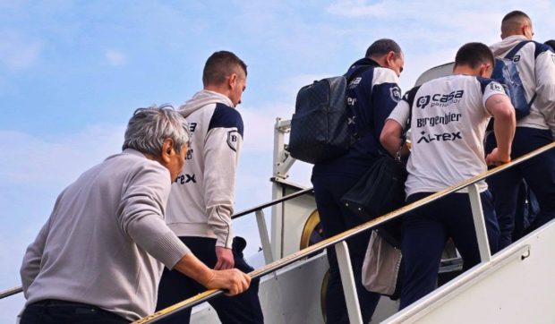 Echipa națională a zburat la Istanbul cu un avion personalizat și cu peste o tonă de bagaje