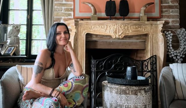 O femeie din Serbia a muncit doi ani la o vilă de lux din Franța, iar acum o scoate la vânzare. Cum arată casa spectaculoasă din Provence: „Un dar de la Dumnezeu”