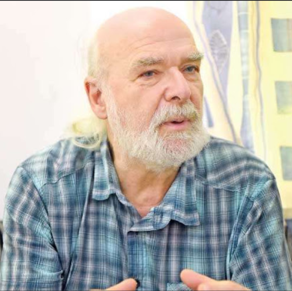 Un barbat in camasa albastra in carouri