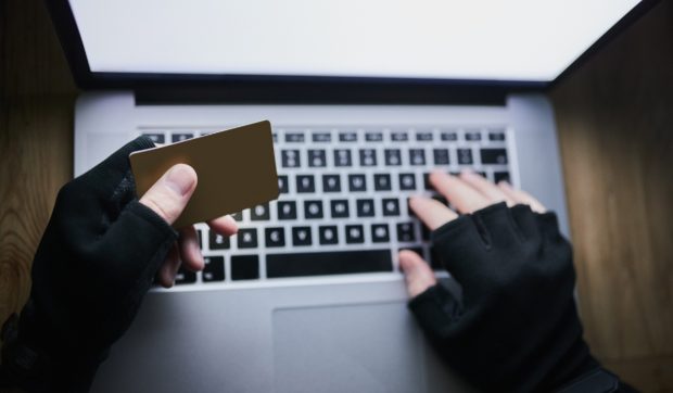 Șase metode prin care escrocii te lasă fără bani în cont. Campanie națională de prevenire inițiată de autorități și bănci
