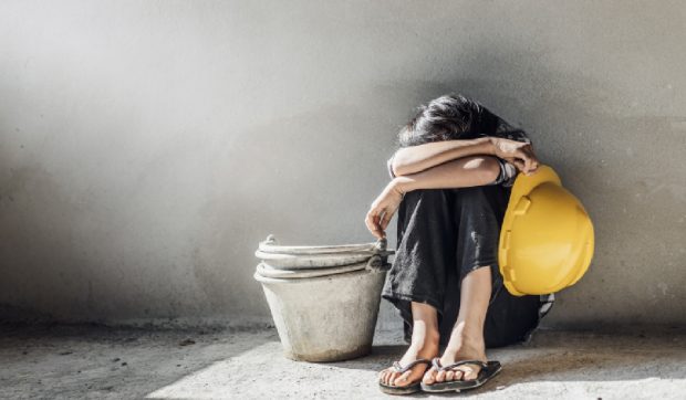 Mai mulți moldoveni, printre care și minori, exploatați de 3 români în Italia. Plătiți cu 2 euro pe oră și forțați să doarmă într-un depozit