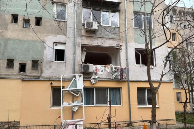 Explozie într-un bloc din Caracal: patru apartamente afectate, 25 de oameni evacuați. Care a fost cauza deflagrației