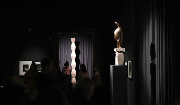 O sculptură făcută de Constantin Brâncuși ar putea stabili un record la o licitație. Suma fără precedent la care e estimată